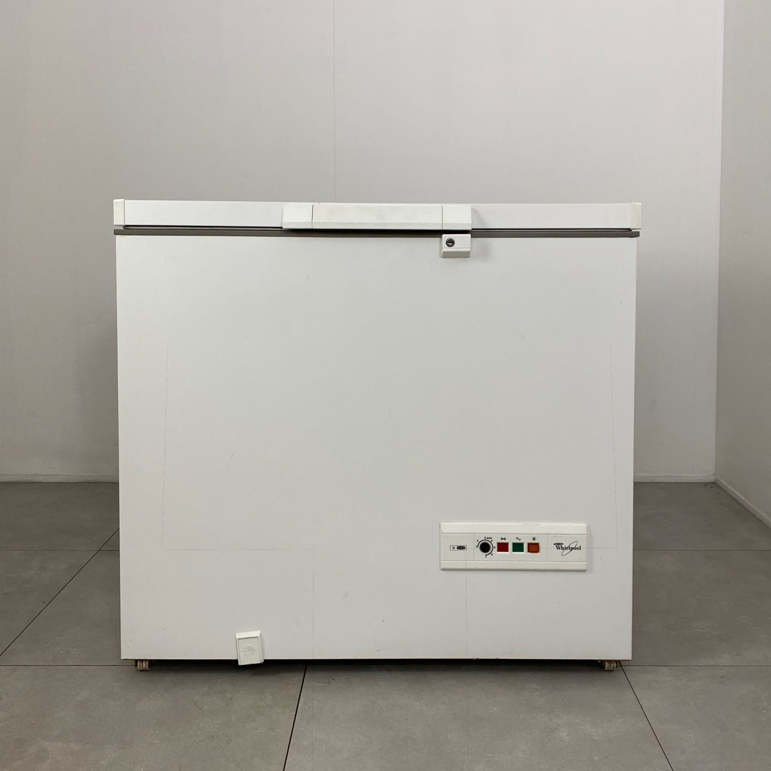 WHIRLPOOL Frysbox AFG 027 K2652